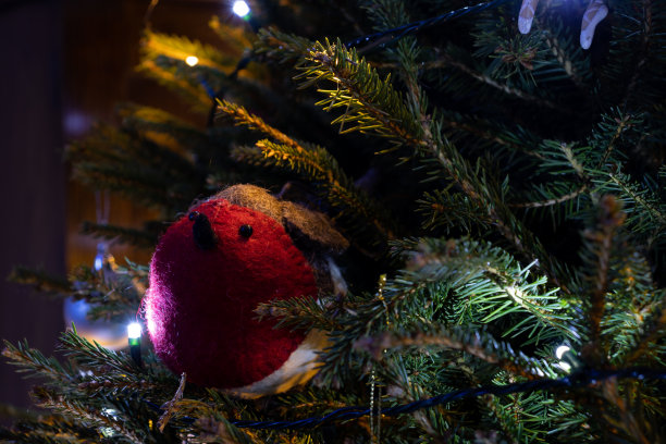 可爱的特写手工圣诞树上的圣诞装饰与明亮的LED灯图片下载