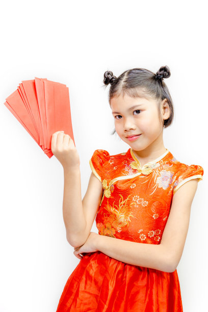 春节快乐。亚洲女孩展示春节红包。在白色背景图片下载