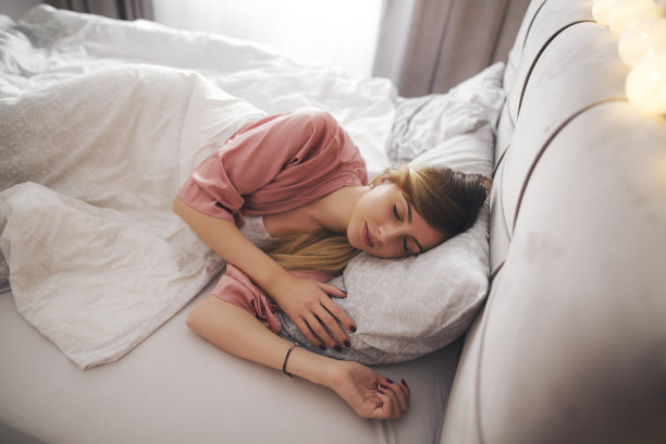 睡觉的女人图片下载