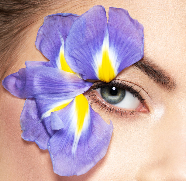 年轻美丽的女人肖像与时尚化妆图片下载