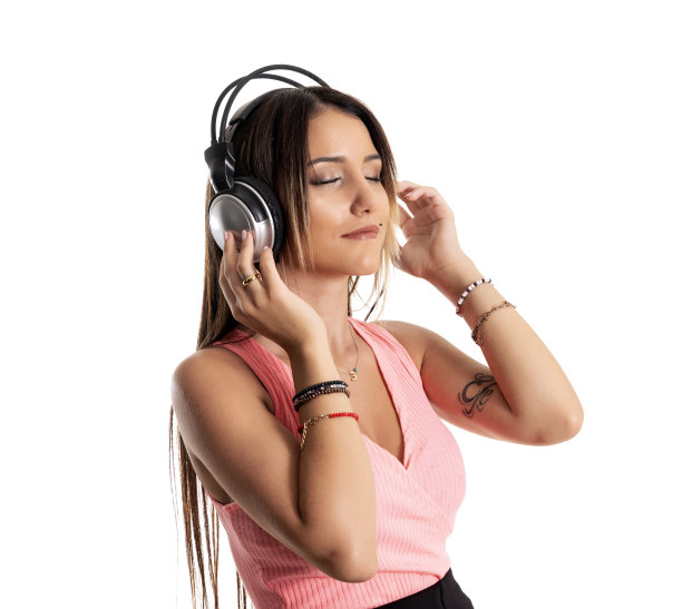 年轻女子享受音乐图片下载