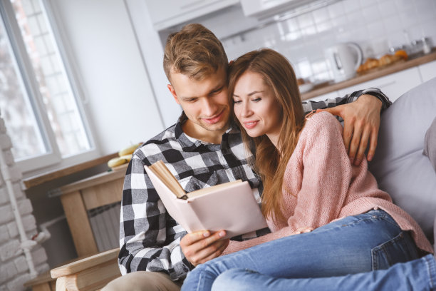 年轻情侣一起在家爱概念看书图片下载