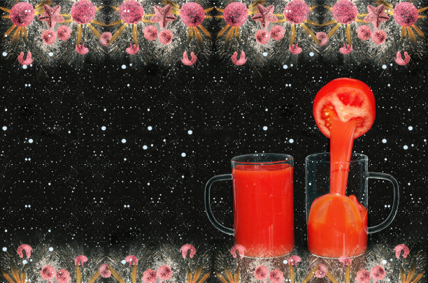 番茄汁被榨成血腥玛丽鸡尾酒。准备饮料。圣诞背景雪图片下载