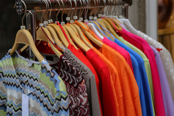 挂在商店柜台上的衣服图片下载