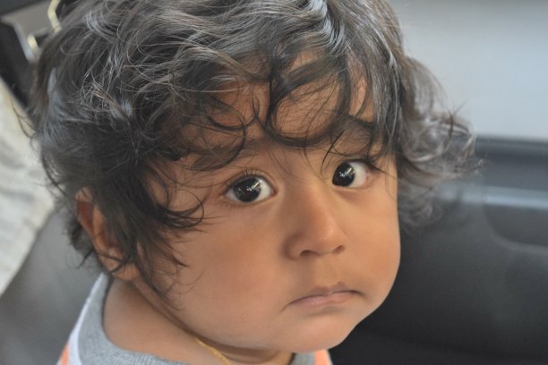 亚洲婴儿般的大眼睛和卷发图片下载