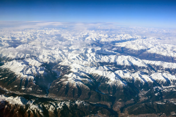 冬天的风景。美丽的阿尔卑斯山，山峰被白雪覆盖。从飞机舷窗拍摄的照片。图片下载