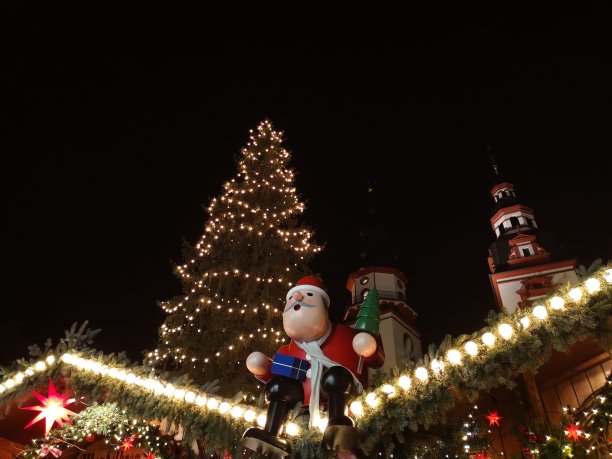 德国圣诞市场的圣诞树图片下载