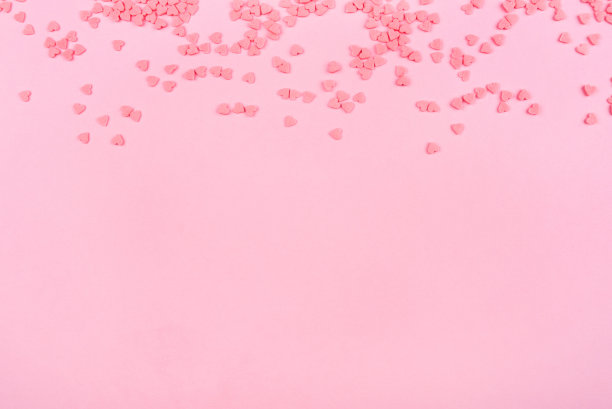 粉红色的背景和小心形。情人节的概念。图片下载