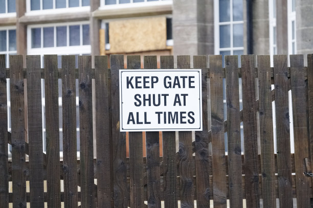 学校大门要保持关闭的标志，以保证儿童的安全图片下载