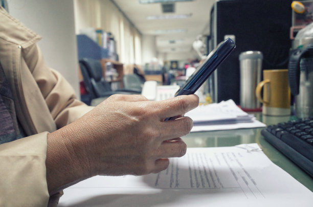 老年女性使用智能手机，网购概念图片下载