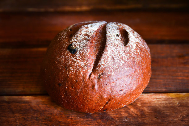 波罗底诺黑面包摆在桌上图片下载