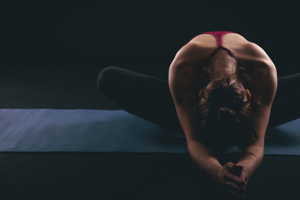 近距离的照片做瑜伽的女人在工作室，蝴蝶/巴达小体式图片下载