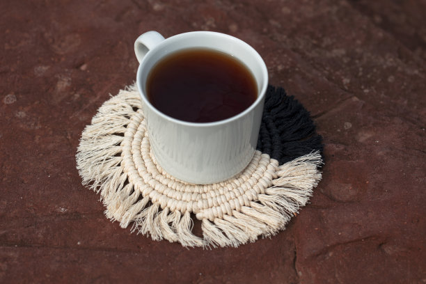 在流苏背景上的一杯热茶图片下载