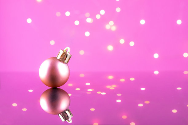 圣诞节金色装饰球与闪烁散景灯光背景图片下载