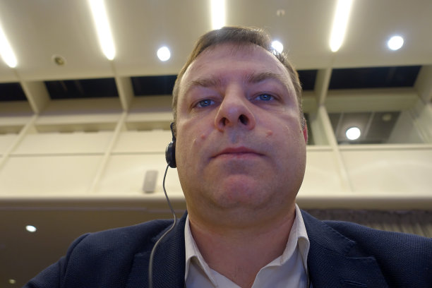 戴着耳机翻译的男人图片下载