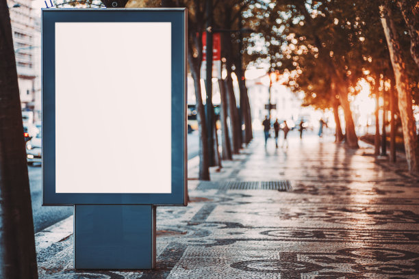 户外模型的空白信息海报上的图案铺路石;小巷中垂直的空街道横幅模板;广告牌占位的模拟在一个城市林荫大道在一个小巷的户外图片下载