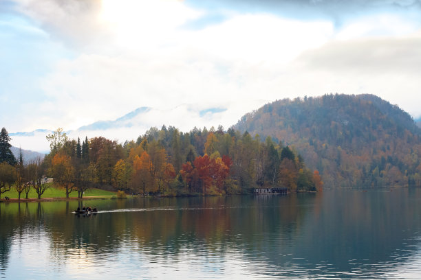 秋天的风景与湖流血和船在日落在斯洛文尼亚图片下载