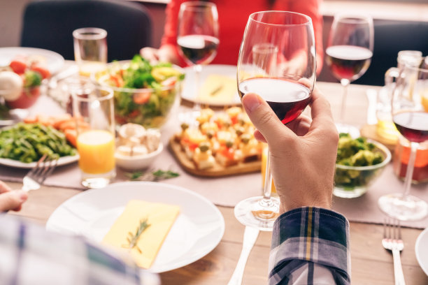 特写照片，一起吃浪漫晚餐。Ð赌与爱的概念图片下载