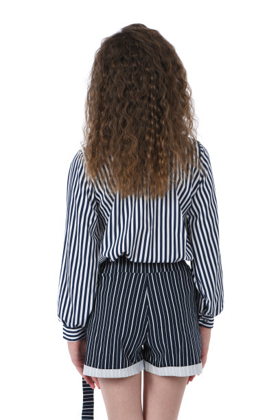 女孩站在她的背后。图片下载