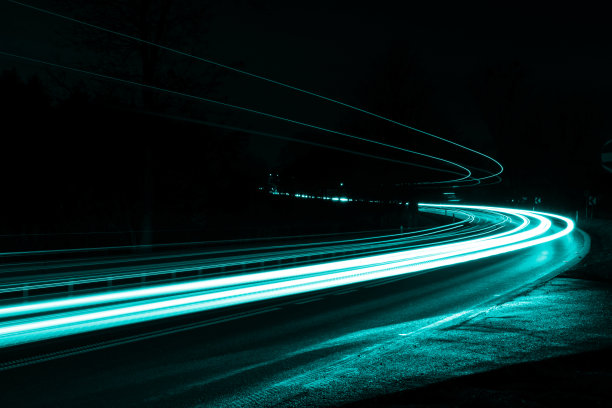 晚上有车灯。长时间曝光图片下载