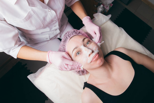 在美容诊所接受手术的妇女。图片下载