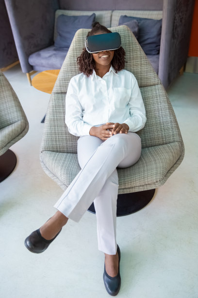 戴着虚拟现实头盔的快乐女商人图片下载