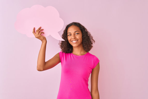 年轻的巴西女人抱着云讲话气泡站在孤立的粉红色背景与一个快乐的脸站和微笑的自信的微笑显示牙齿图片下载