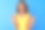 年轻的巴西女人穿着黄色的t恤站在孤立的蓝色背景大喊与疯狂的表情做摇滚符号与手举起。音乐明星。沉重的概念。图片下载