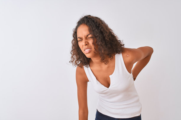 一名年轻的巴西女子穿着休闲t恤站在孤立的白色背景下图片下载