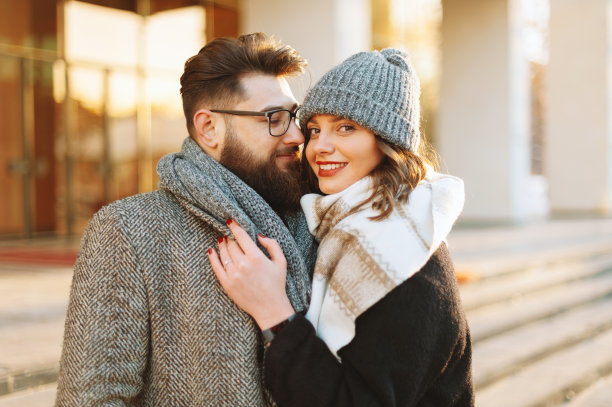 一张帅气的情侣的照片，在一起的一天，一个冬天散步的一天，拥抱图片下载