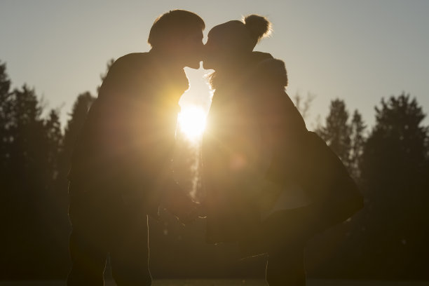 女人在户外亲吻伴侣图片下载