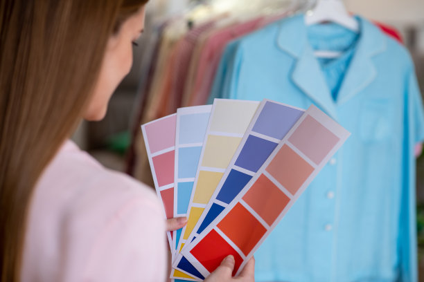设计师女孩考虑颜色的组合与颜色尺度在手。图片下载