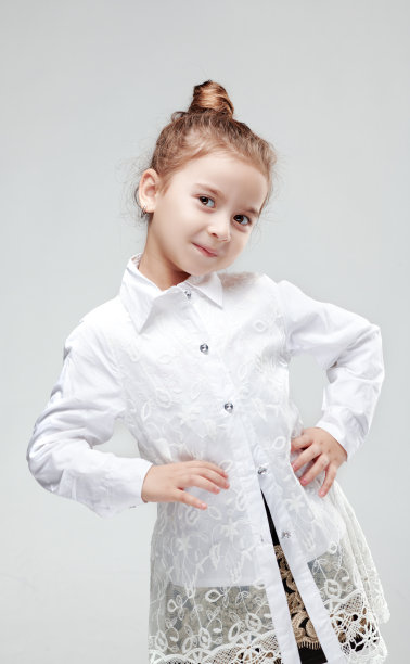 一个小女孩在镜头前摆成大人的姿势图片下载