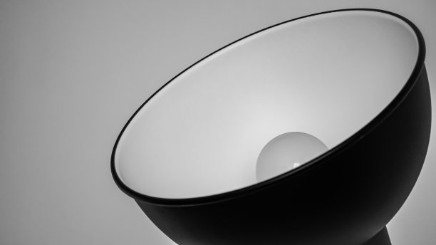 接近黑色落地灯图片下载