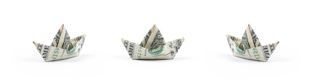 用美元制成的纸船孤立在白色背景上图片下载