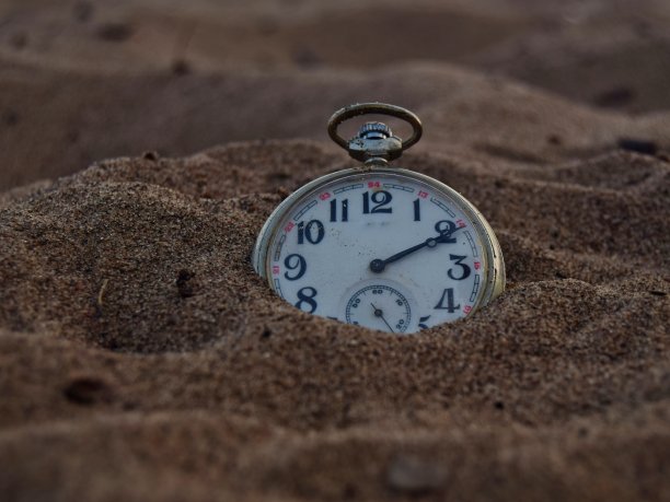 古董怀表上的沙子特写。软焦点图片下载