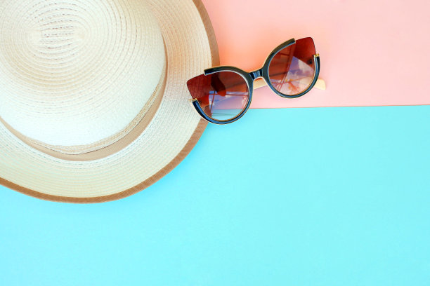 时尚的帽子和太阳镜在一个多颜色的背景。图片下载