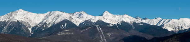 白雪皑皑的高加索山脉山脊在红杉波利亚纳清澈的蓝天背景下图片下载