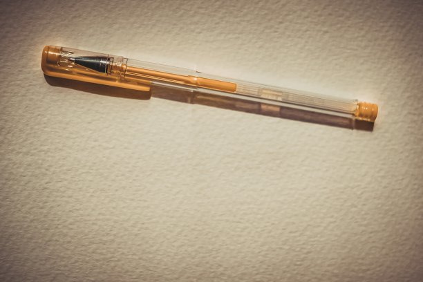 黄色胶笔在白色纹理纸上，复制空间。图片下载