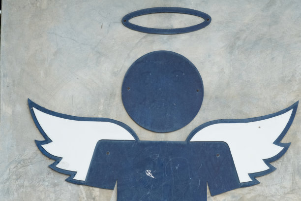 水泥地板上的厕所标志上有男人的蓝色油漆。图片下载