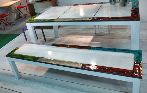 房子里的现代桌子图片下载