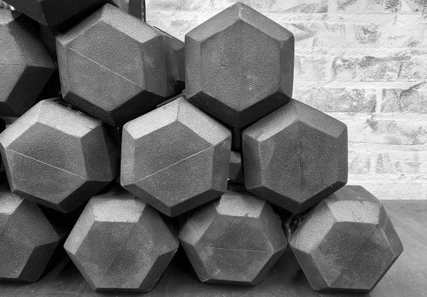 健身房的负重哑铃图片下载