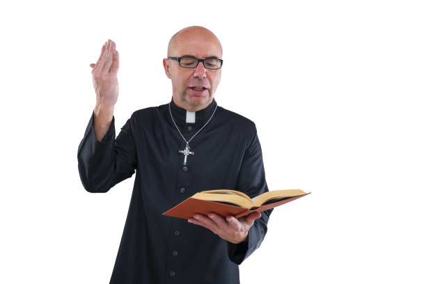 秃顶的牧师，戴着眼镜，法衣孤立在白色上图片下载