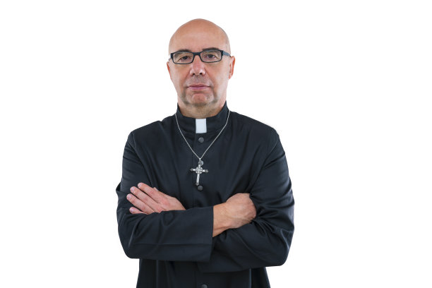 秃顶的牧师，戴着眼镜，法衣孤立在白色上图片下载