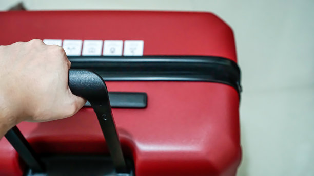 男人持有红色大行李箱库存照片图片下载