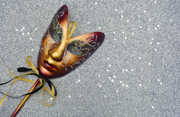 威尼斯假面舞会的面具，银色背景上有蝴蝶结图片下载