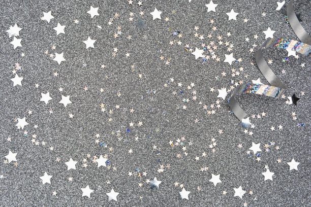 圣诞贺卡上有银色的星星，雪花和飘带图片下载