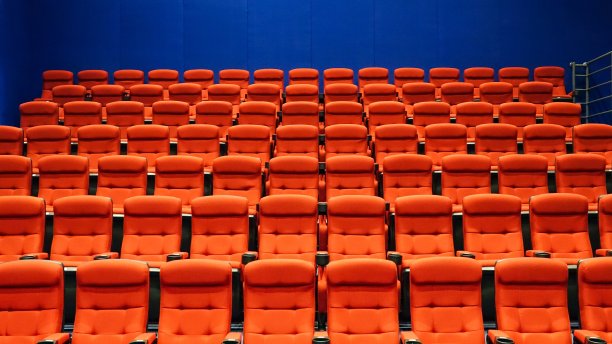 电影里的红色座位图片下载