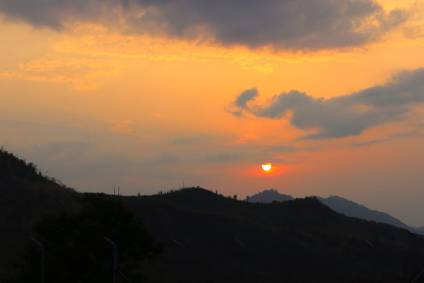 日落的天空在大雾的早晨山上-自然的背景图片下载