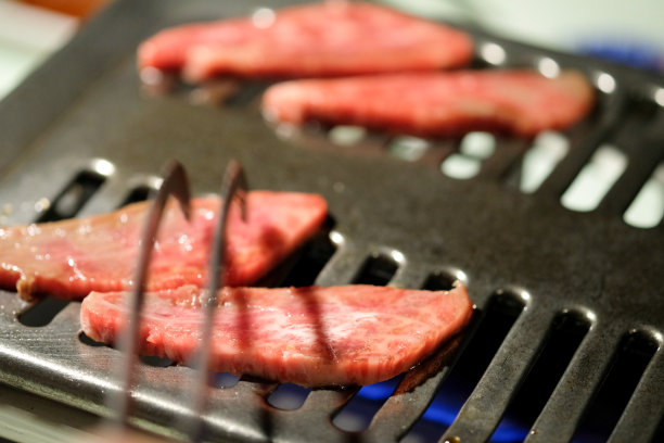 在日本北海道烧烤炉上烹饪的优质牛肉片图片下载